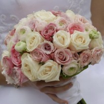 Біло - рожевий весільний букет